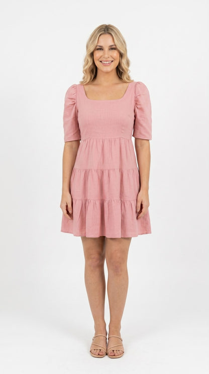 Vestido corto de lino con olanes Caramelo color rosa palo, con modelo, frente – the•moda