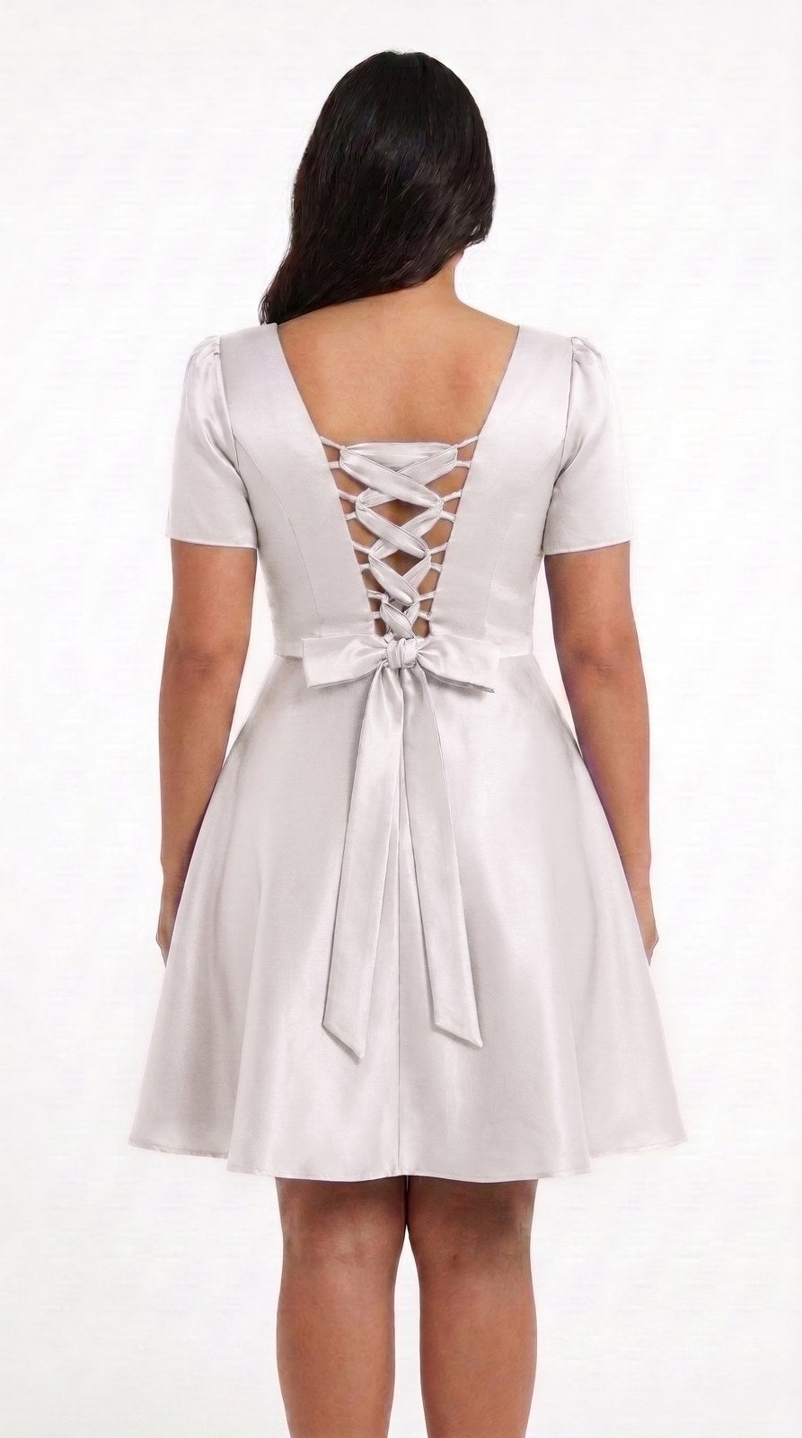 Vestido corto satinado escote corazón Mary Liso color blanco, con modelo, espalda – the•moda