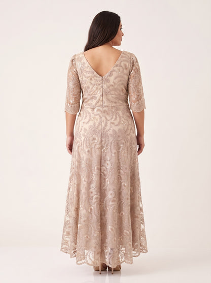 Vestido largo de encaje con manga 3/4 DANNA color champagne, espalda – the•moda