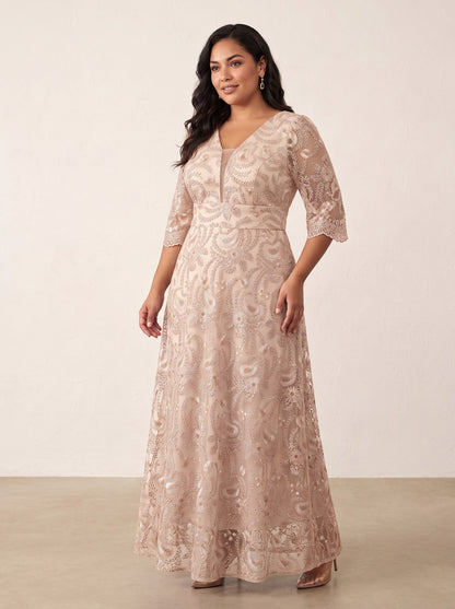 Vestido largo de encaje con manga 3/4 DANNA color champagne, frente con modelo curvy – the•moda