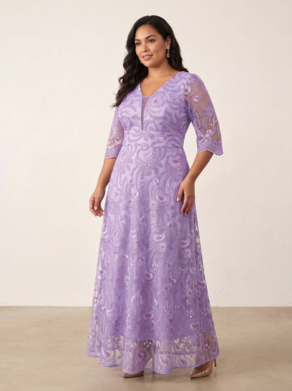 Vestido largo de encaje con manga 3/4 DANNA color lila, frente con modelo curvy – the•moda