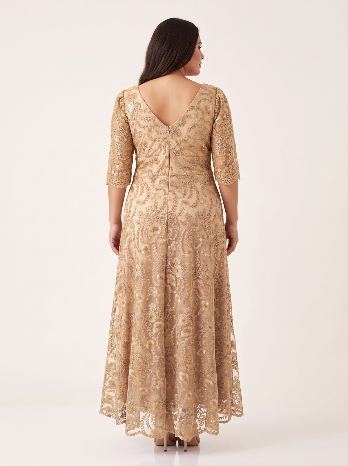 Vestido largo de encaje con manga 3/4 DANNA color oro, espalda – the•moda