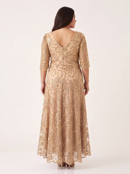 Vestido largo de encaje con manga 3/4 DANNA color oro, espalda – the•moda