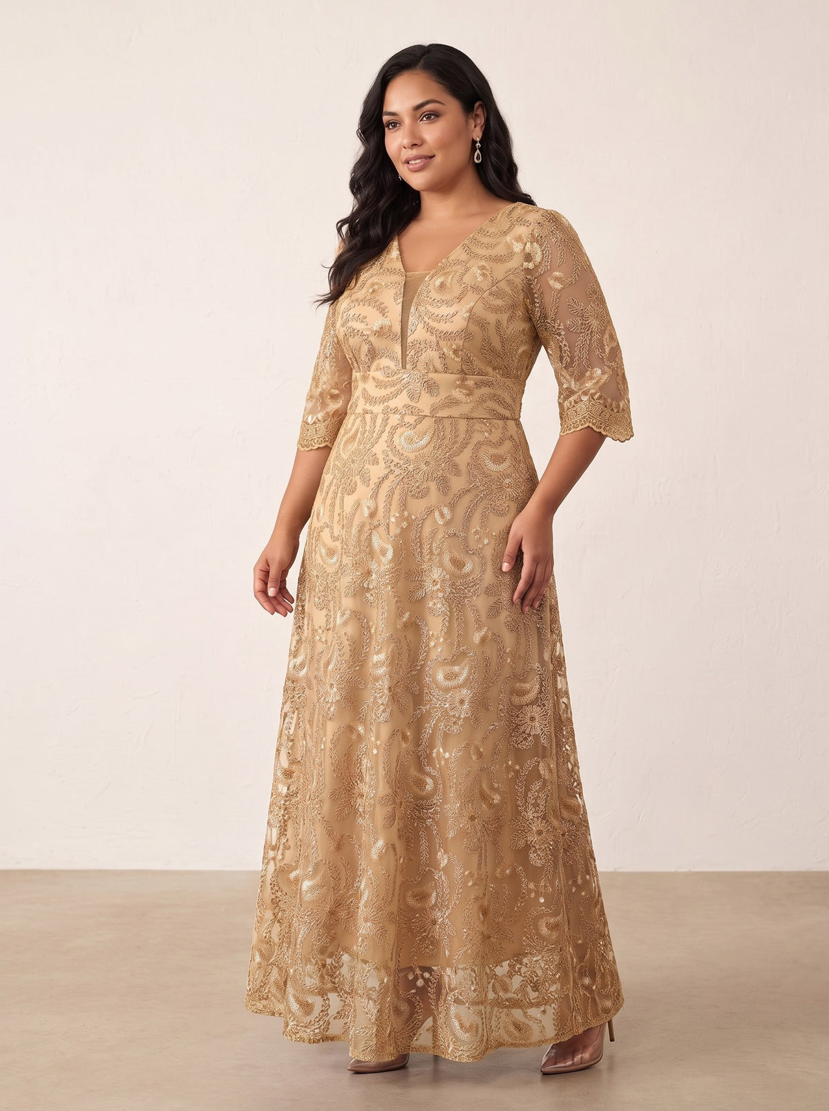 Vestido largo de encaje con manga 3/4 DANNA color oro, frente con modelo – the•moda