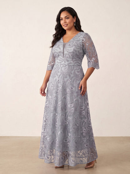 Vestido largo de encaje con manga 3/4 DANNA color plata, frente con modelo curvy – the•moda