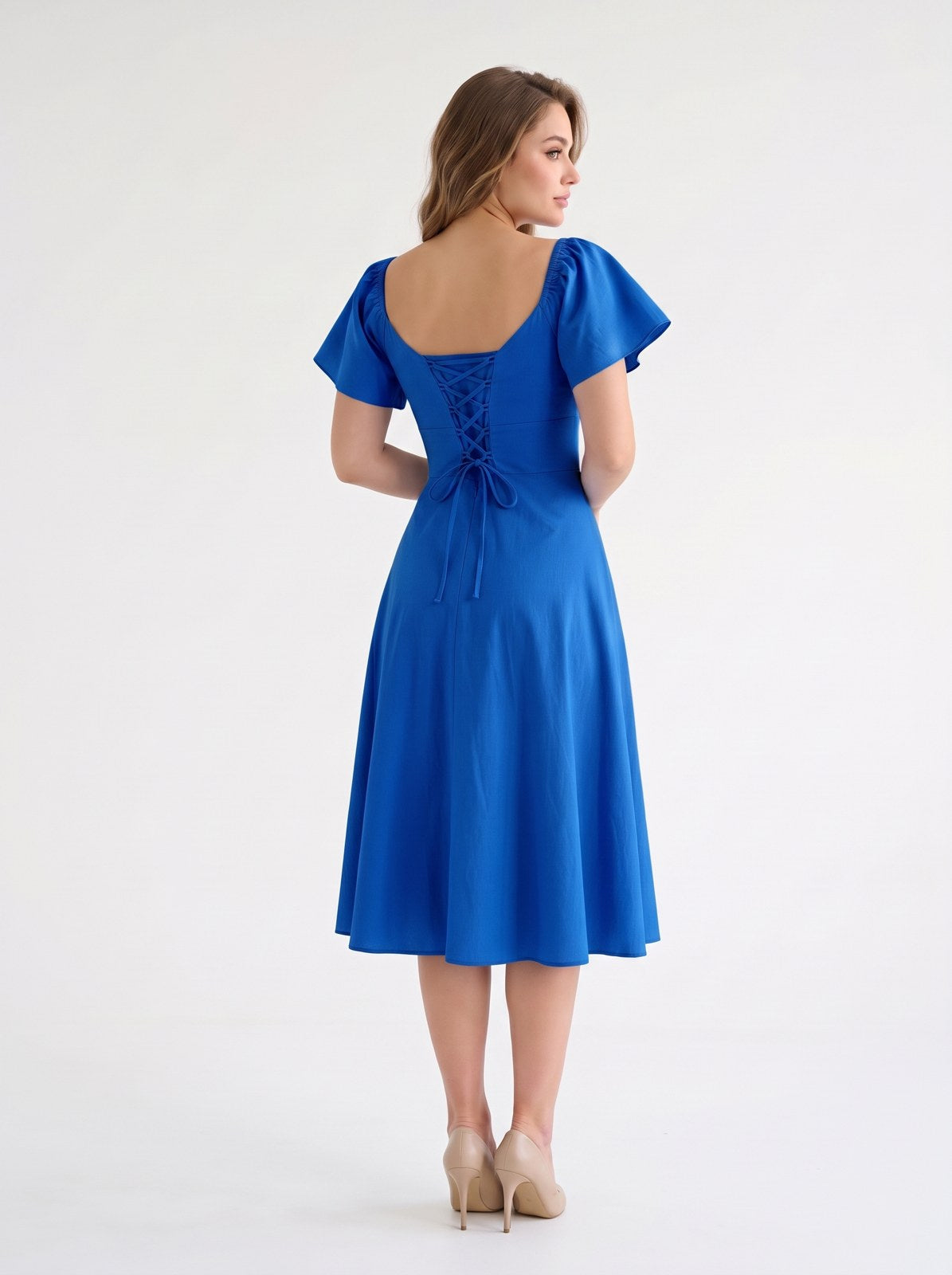 Vestido midi de lino con escote campesino Capricho color azul rey, con modelo, espalda – the•moda