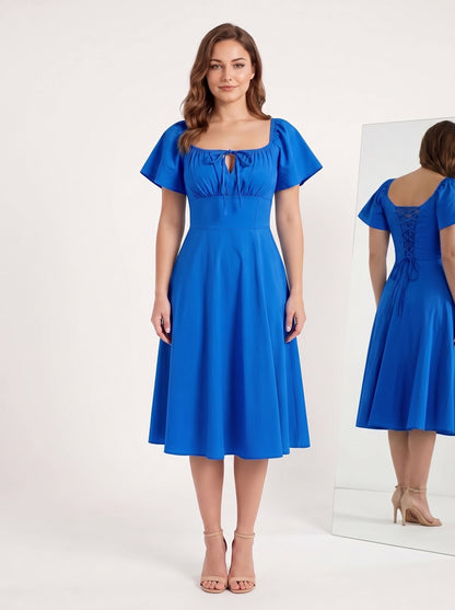 Vestido midi de lino con escote campesino Capricho color azul rey, con modelo, frente – the•moda