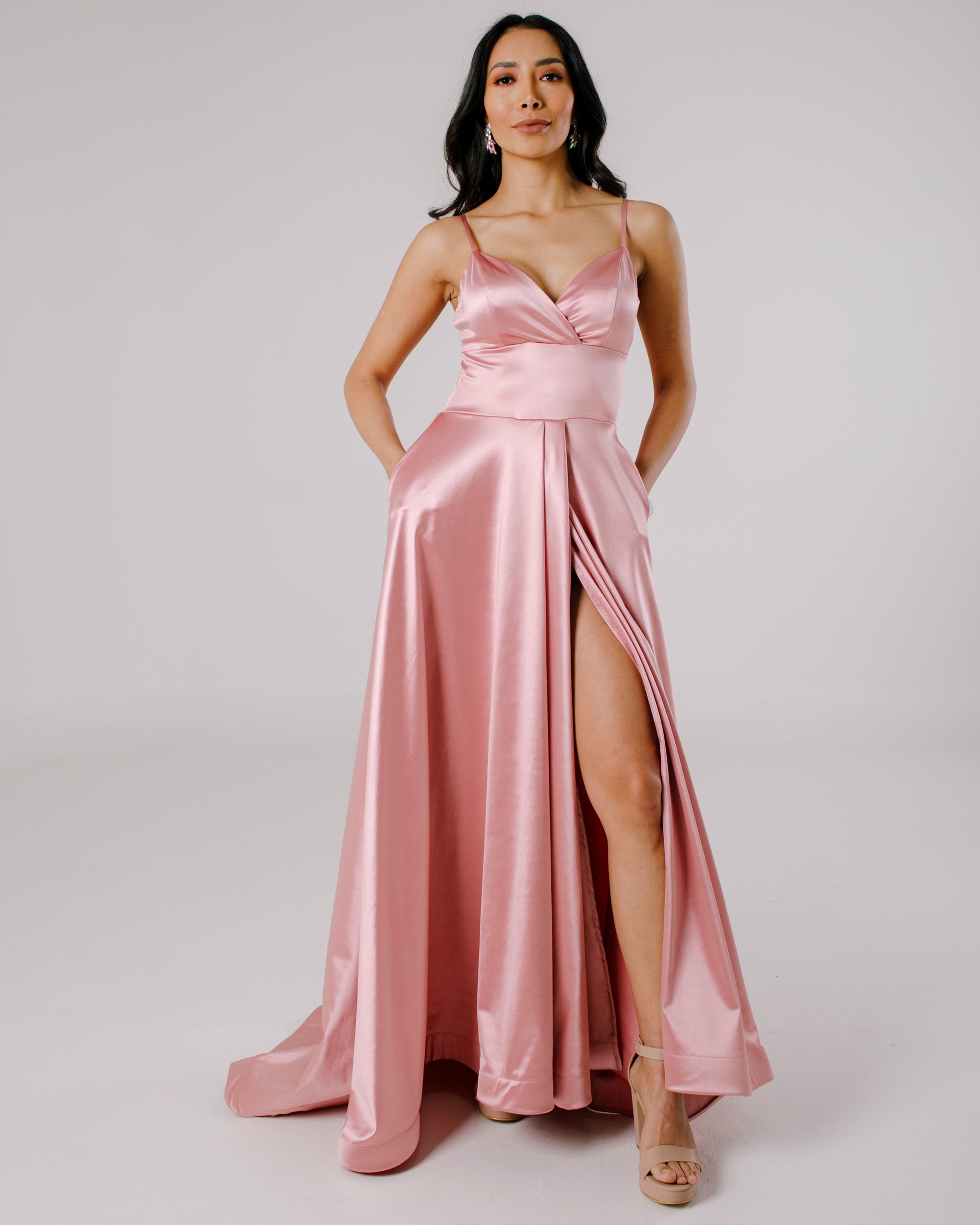 vestido largo drapeado rosa palo con hombrreras doradas y plumas de  apparentia collection online